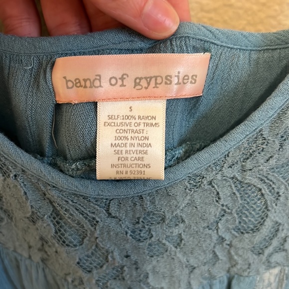 Blue flowy tank with lace patches - Picture 2 of 3